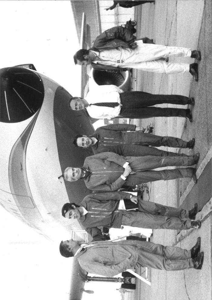 [Roméo Zinzoni, Bernard Zieglzer, Max Fischl, Pierre Caneill, et deux personnes sur le tarmac devant l'avion]/s.d. - Photographie