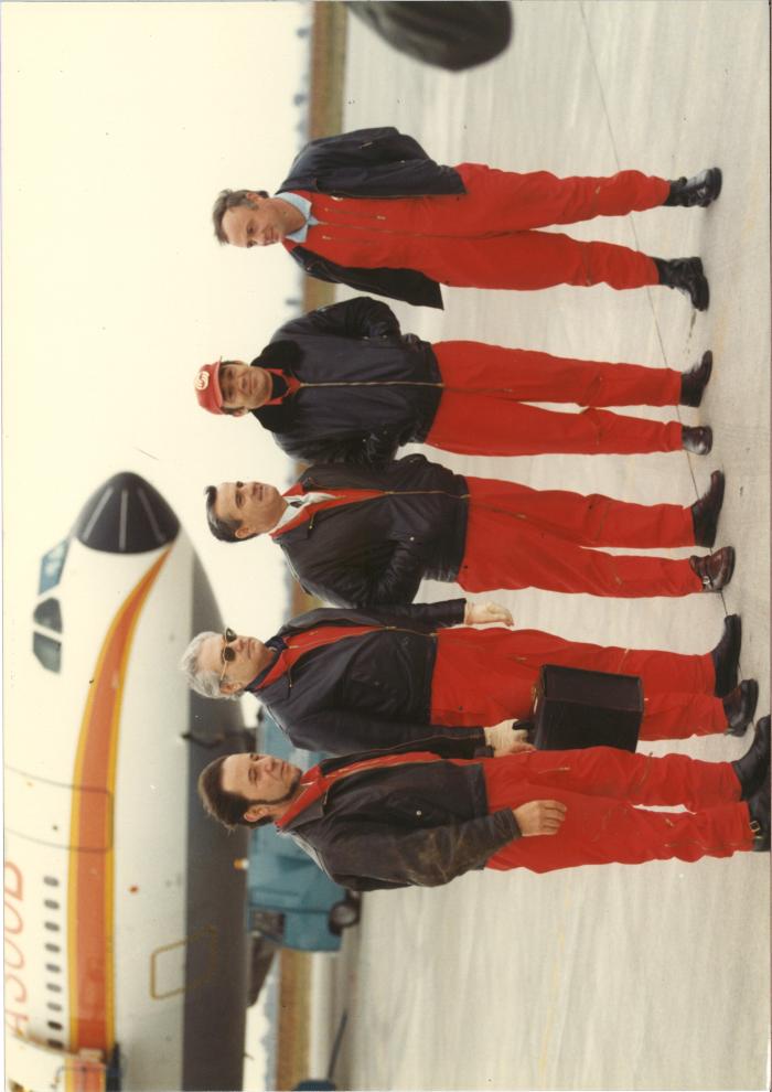 [L'équipage du premier vol : de Gauche à droite : Pierre Caneill, Max Fischl, Roméo Zinzoni, Bernard Ziegler, Gunter Scherer] / Aerospatiale 028764 -8. - 28 octobre 1972. - Photographie